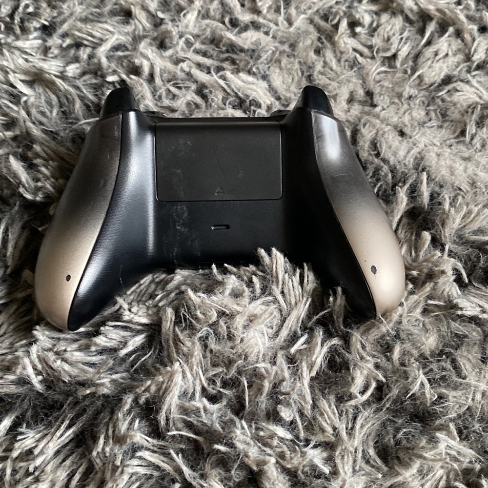 Xbox Gaming Controller - Picture 2 of 2